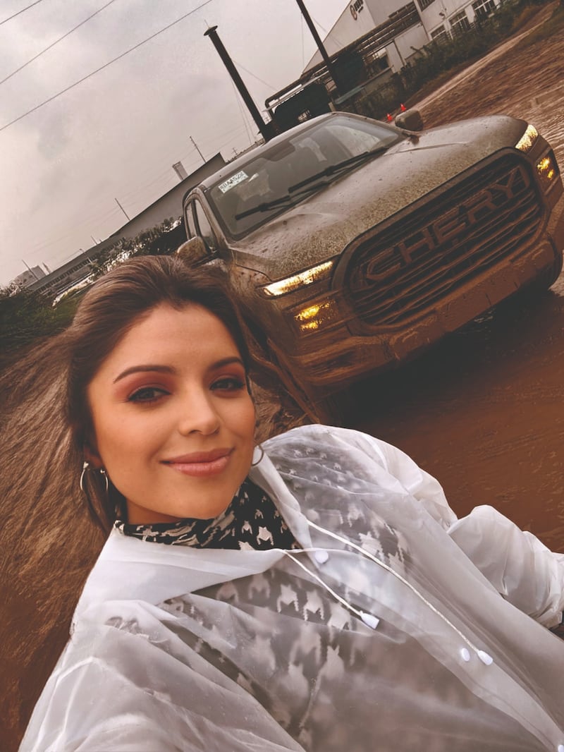 Gabriela Vaca Jaramillo junto a Chery