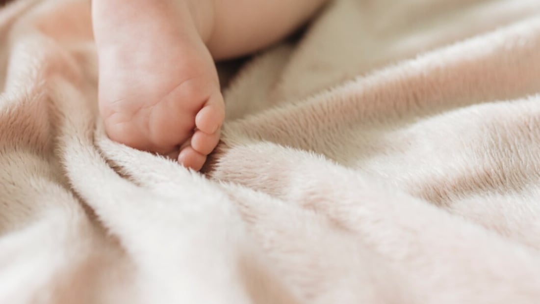 Una madre cambió pañal a su bebé en una tienda de camas y desató la polémica.