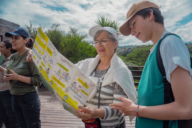 Las guías invitan a sentir la ciudad de otra manera.