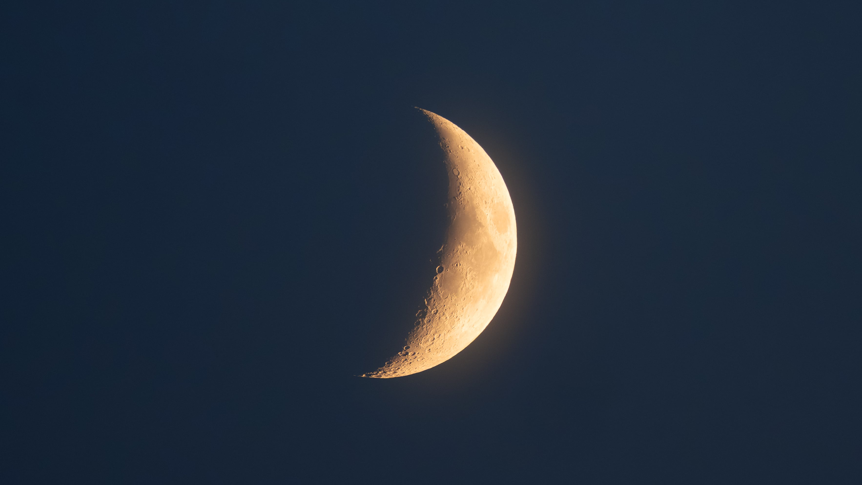 La Luna en cuarto menguante llega para ayudarte a soltar, limpiar y comenzar de nuevo con estas rituales