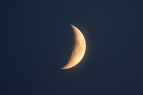 La Luna en cuarto menguante llega para ayudarte a soltar, limpiar y comenzar de nuevo con estas rituales