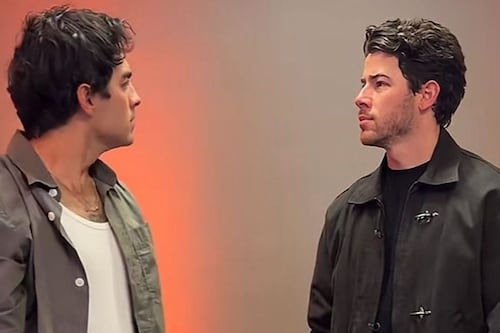De los escenarios al drama: los Jonas Brothers “andan muy mexicanos” tras recrear una escena clásica de novela