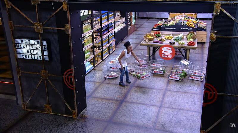 Monserrath Astudillo prepara una de las peores canastas de ingredientes