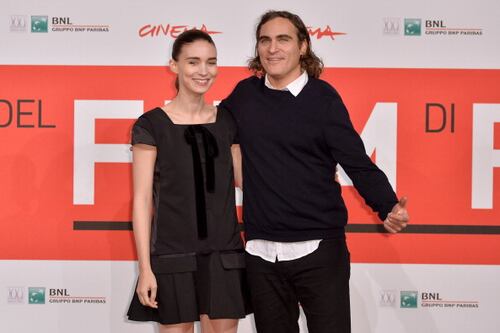 “Lleva un pañal para adultos”: Joaquin Phoenix reaparece con su esposa Rooney Mara y el look de ella fue destrozado en redes