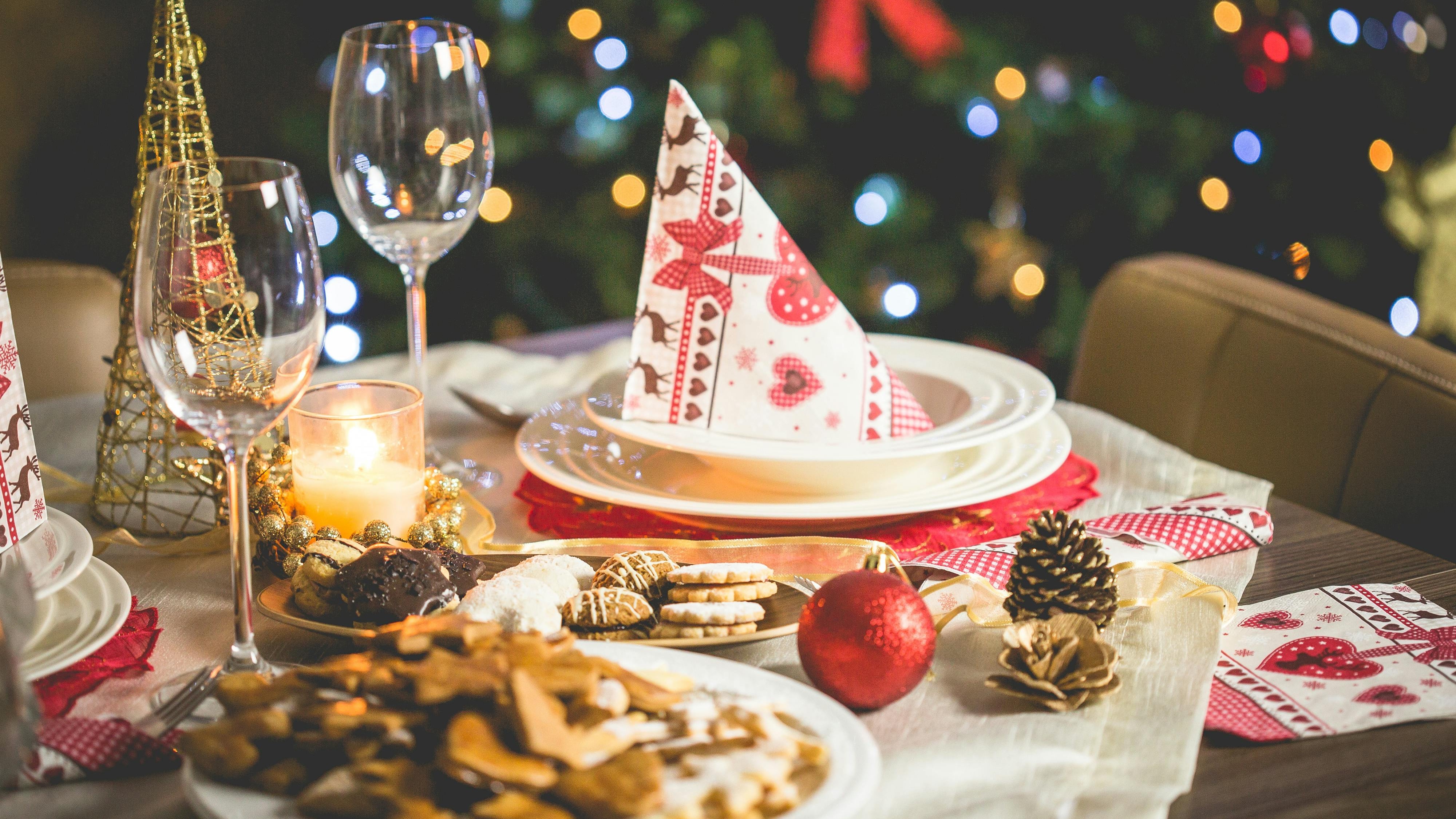 Foto de picjumbo.com: https://www.pexels.com/es-es/foto/vaso-transparente-de-tallo-largo-196648/