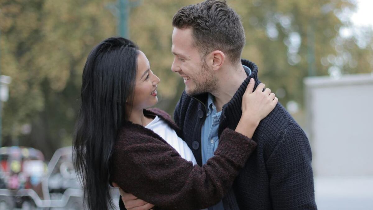 Hay una razón por la que los hombres dejan de parpadear con normalidad frente a una mujer