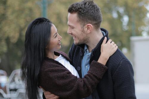 ¿Qué significa cuando un hombre no parpadea frente a ti? El gesto revela algo importante