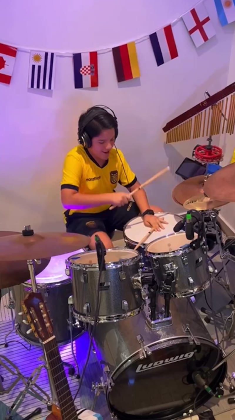 Kevin y su sueño mundialista: el niño ecuatoriano que quiere tocar batería junto a Shakira