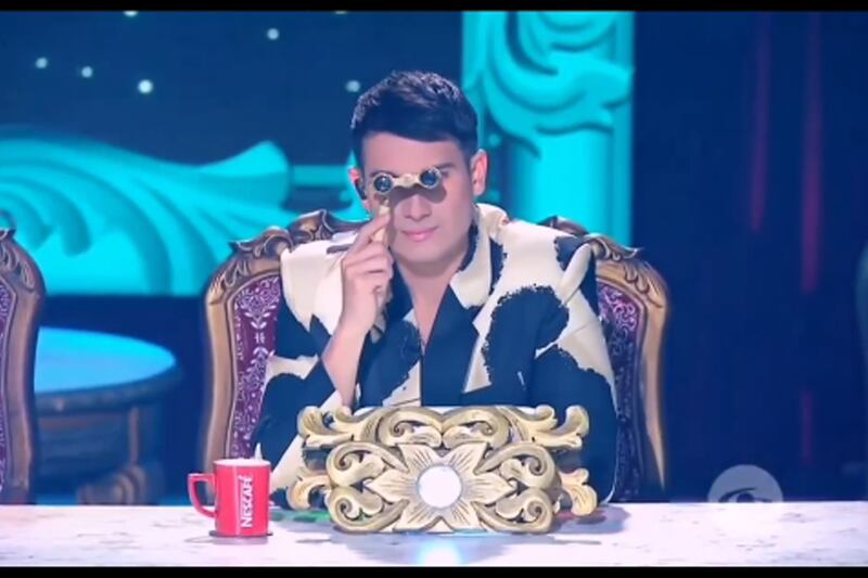 Pipe Bueno usó los binoculares de Amparo Grisales para ver más de cerca a una participante de Yo me llamo