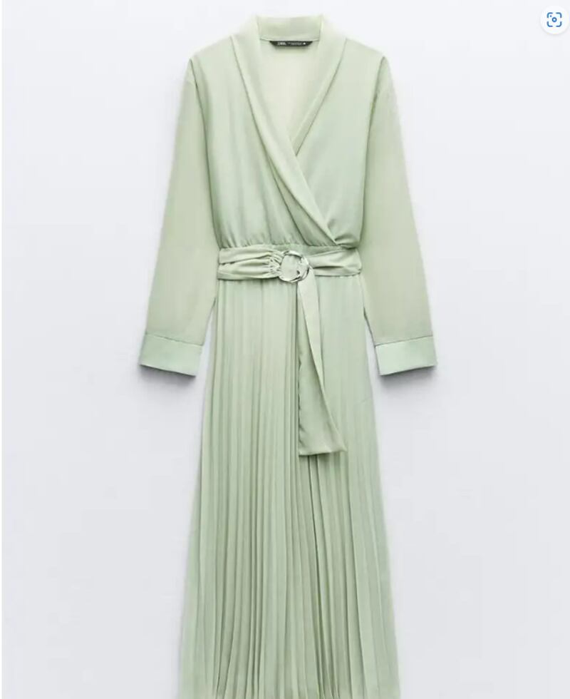 Vestido plisado foil de Zara