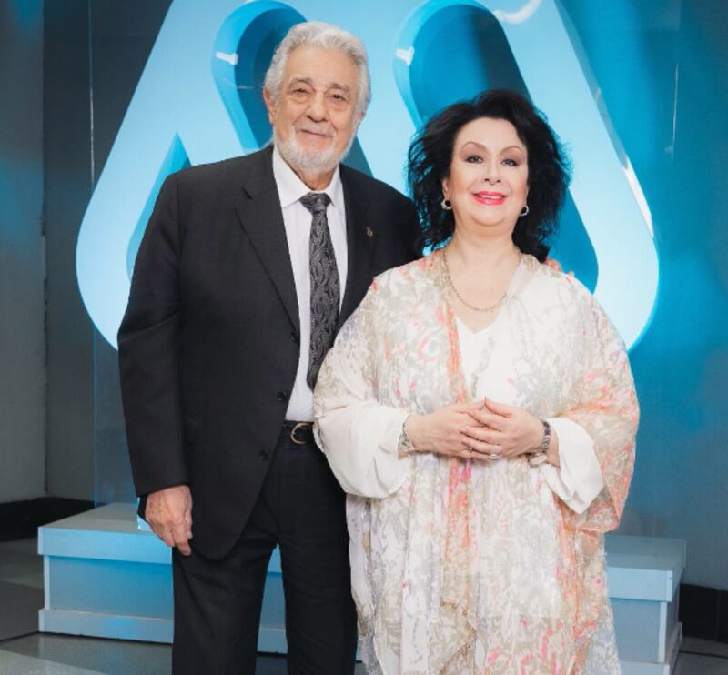 Plácido Domingo junto a la cantante lírica Verónica Villarroel.