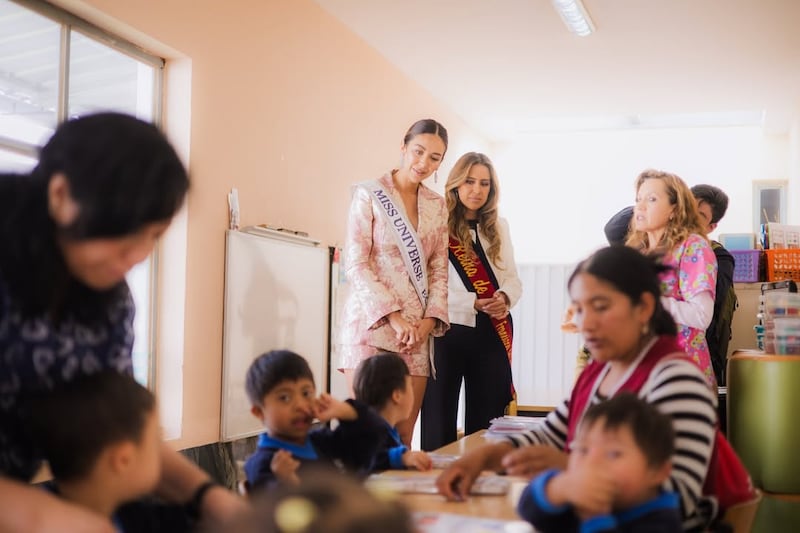 Nadia Mejía, Miss Universo Ecuador 2025, visitó la Fundación Reina de Quito