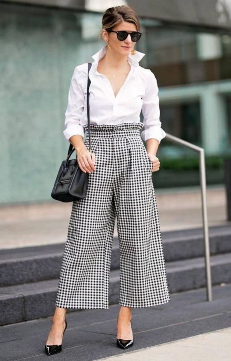 Camisa blanca y pantalones culotte.