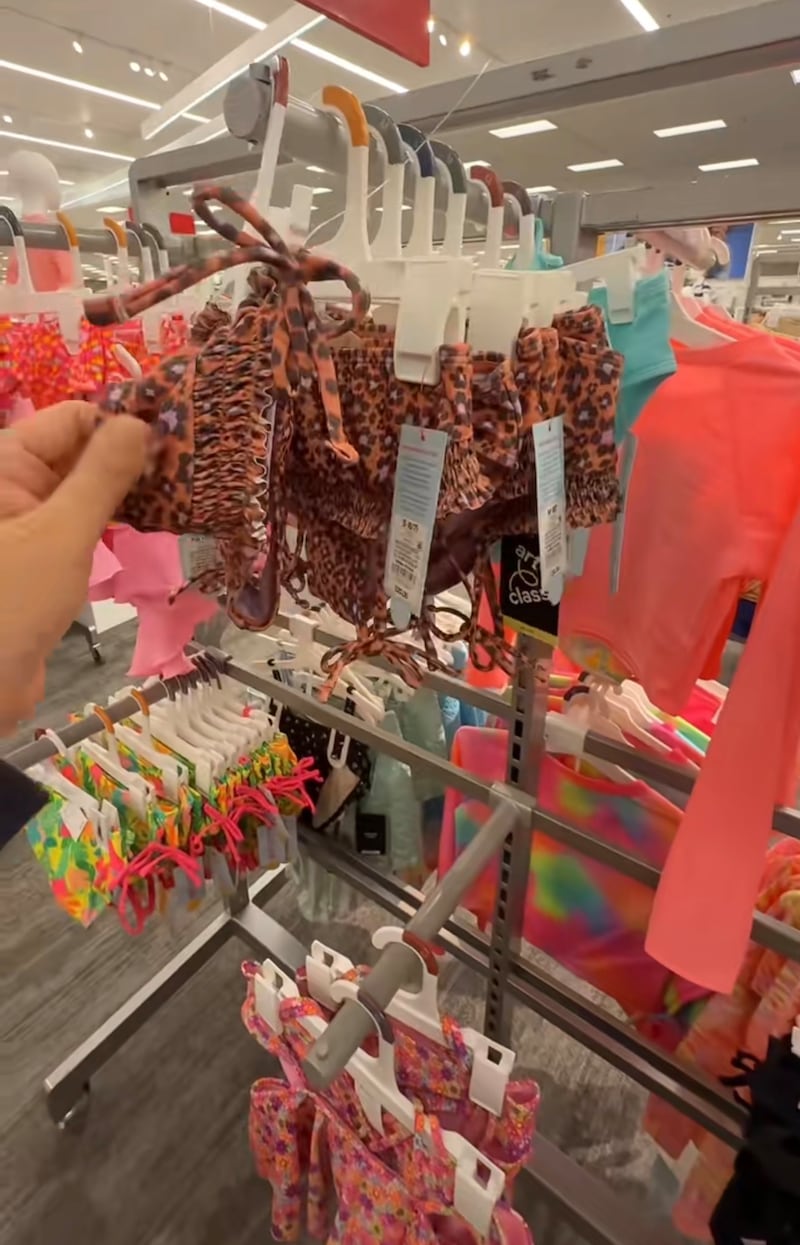 Trajes de baño para niña causan indignación en famosa tienda departamental