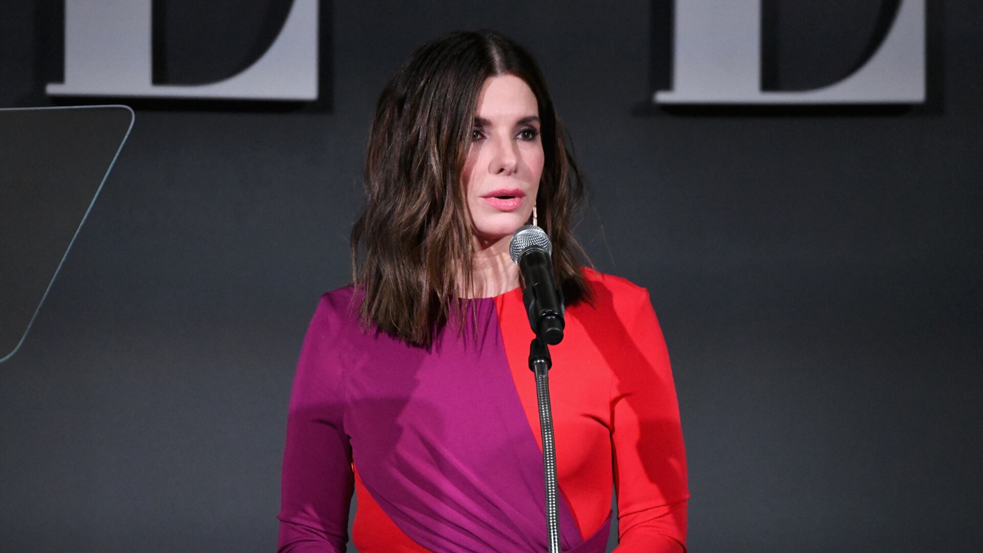 Captan a Sandra Bullock tras la muerte de su novio