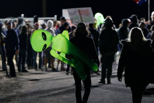 Llegó el día: cientos de personas llegan hasta el Área 51 para ‘invadir’ el lugar y ‘ver’ a los extraterrestres