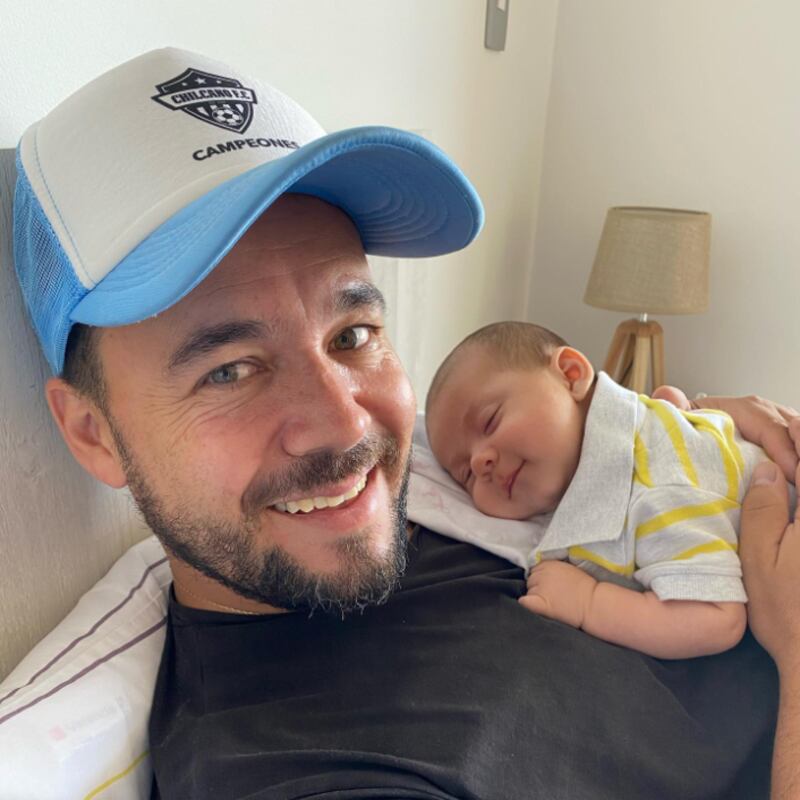 Eduardo de la Iglesia junto a su cuarto hijo, Beltrán