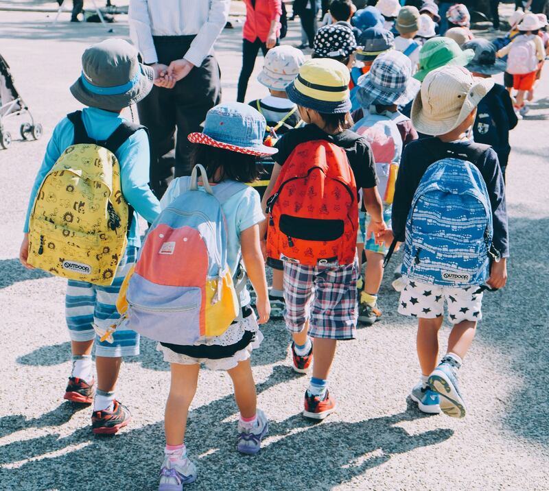 Niños yendo a la escuela