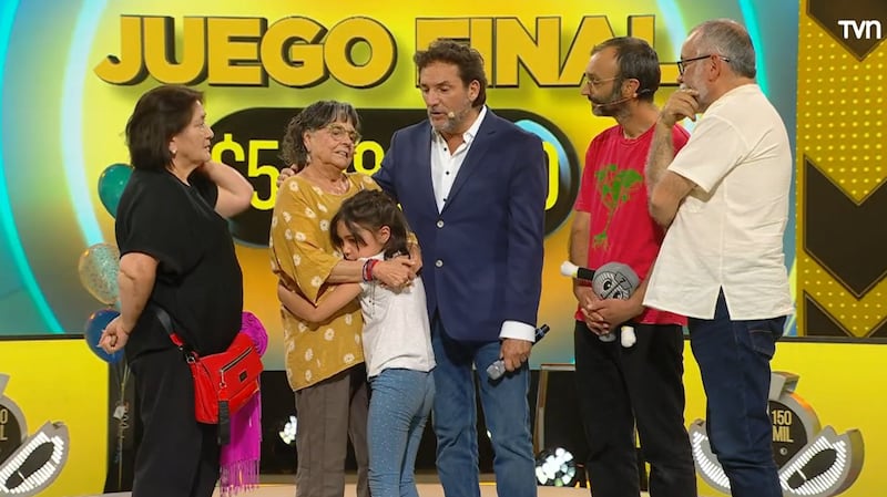 Carmen Bravo y su familia. Fotografía cedida por TVN