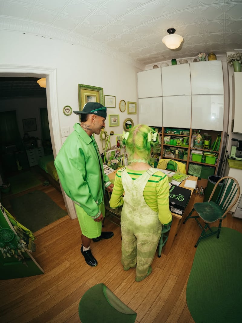Feid visita a la icónica Dama de Verde de Brooklyn