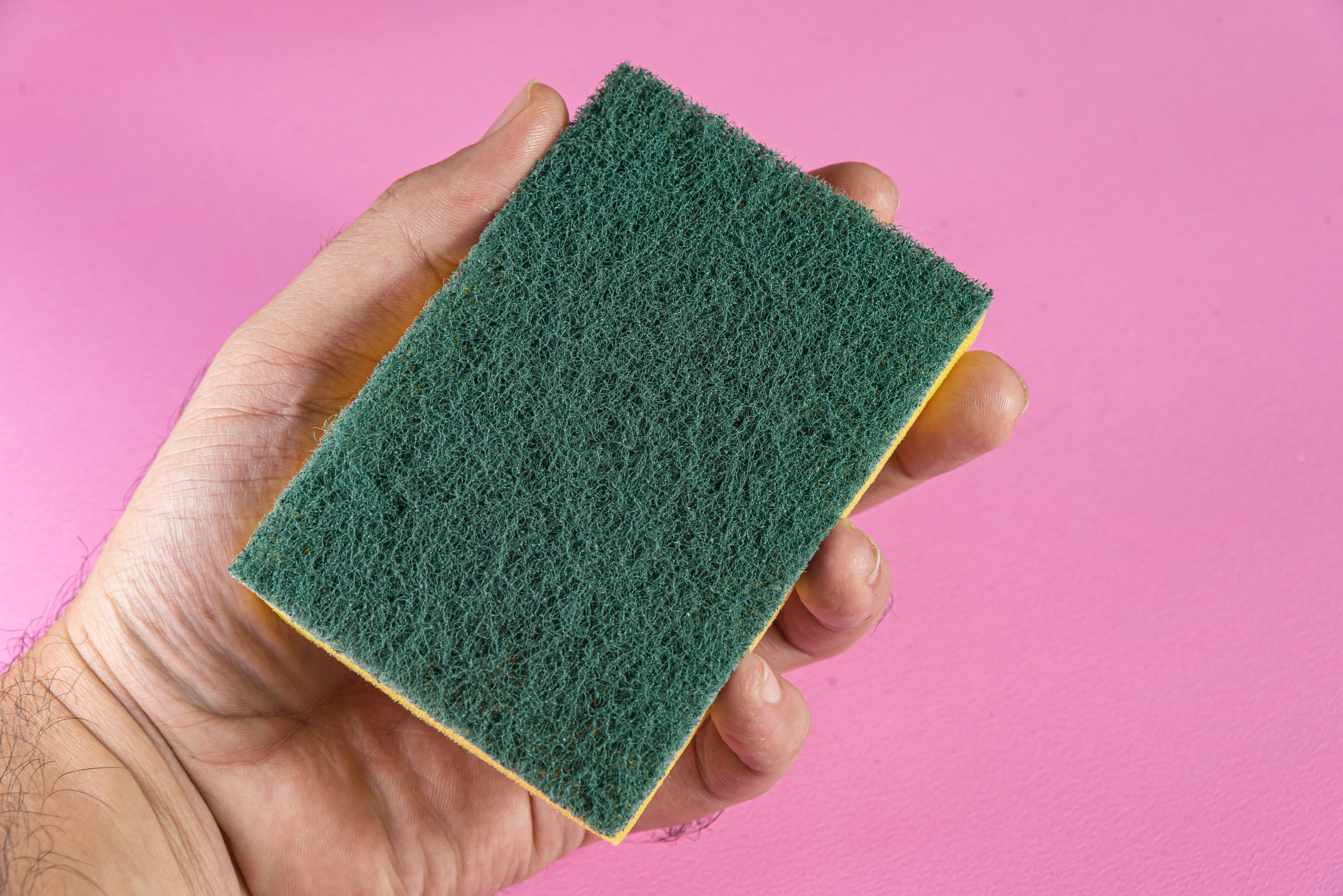 Tu esponja de cocina libera microplásticos cada vez que lavas los platos
