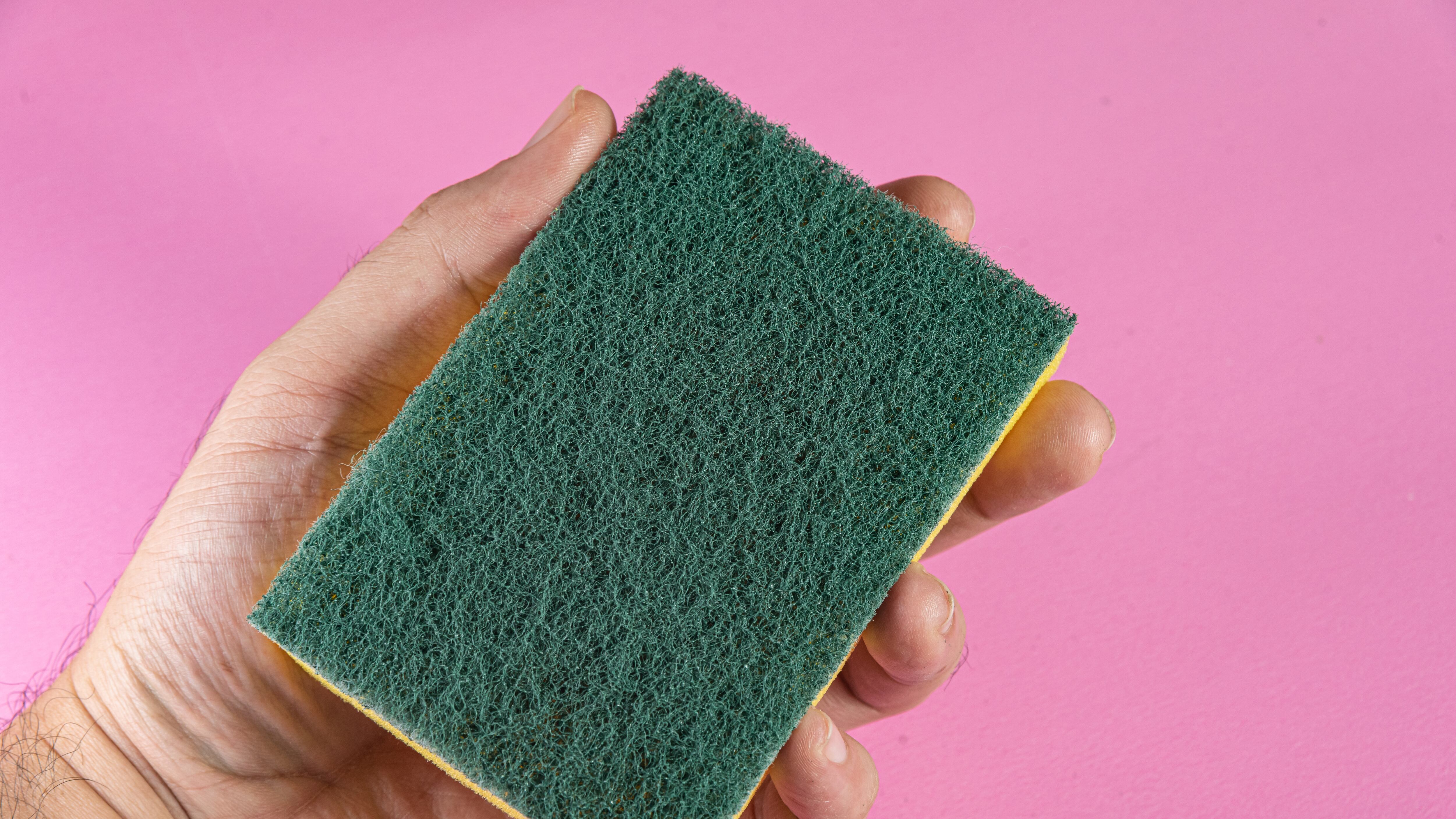 Una nueva investigación liderada por la Universidad de Bonn revela que estos utensilios liberan microplásticos a medida que se desgastan durante el lavado de los platos. Foto: Magnific.
