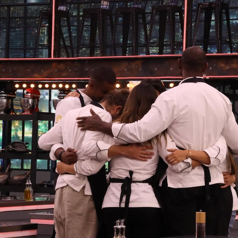 Josh Paredes junto a sus compañeros