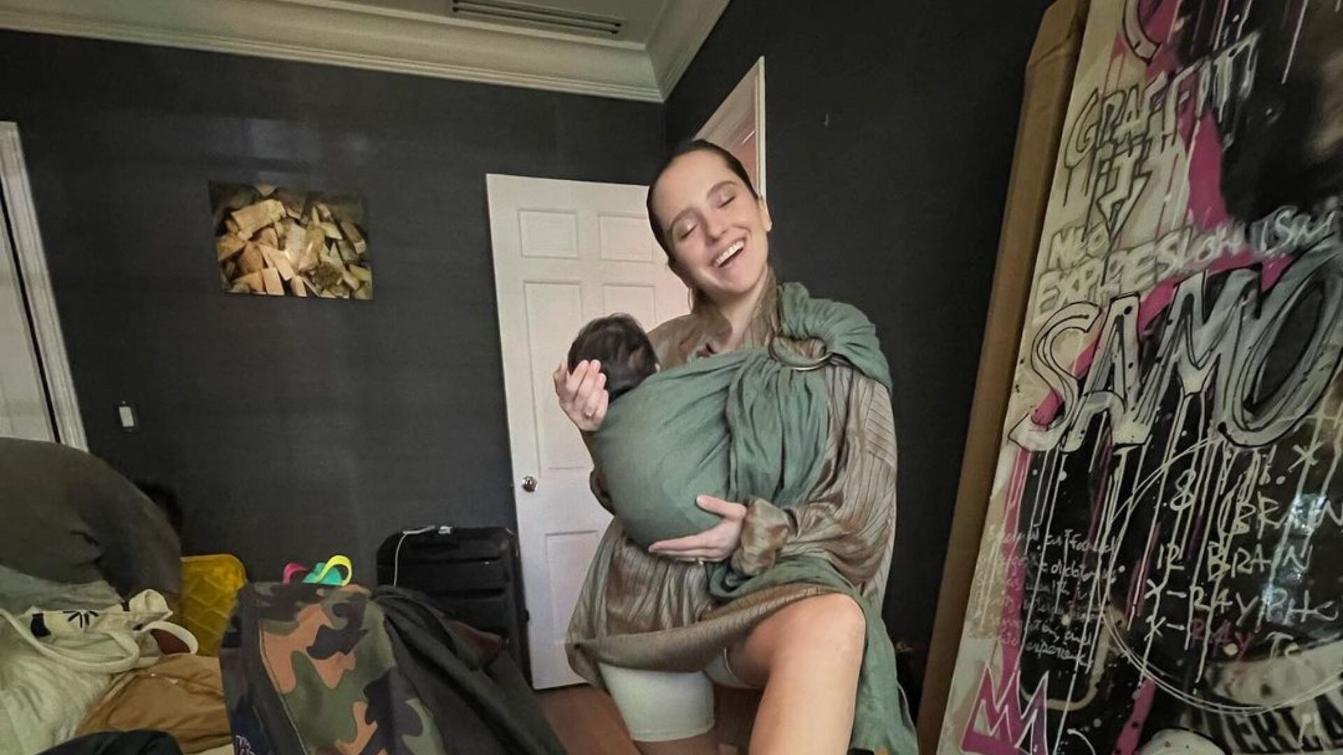 La bebé tiene 9 meses. Ellos reciben consejos de una psicóloga para criar a la bebé.