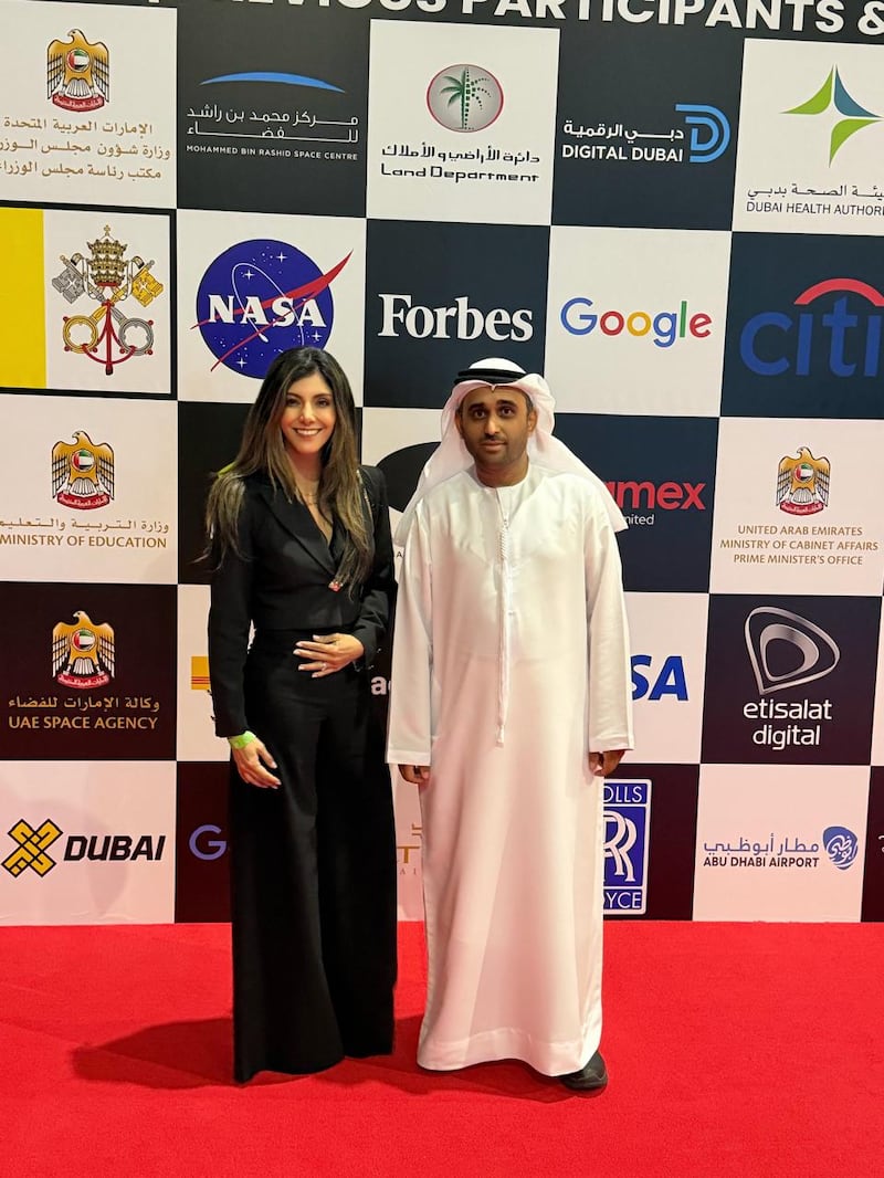 Karolina Puente con Adnan Al Noorani, Emiratos Árabes Unidos, fundador y presidente del Future Innovation Summit, líder destacado en la región del Golfo.