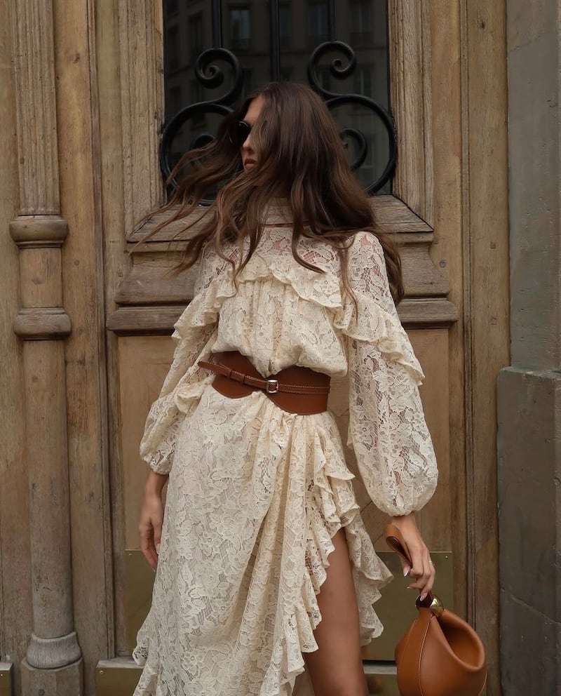 ¿Cómo llevar el vestido de mangas holgadas en tendencia de forma elegante?