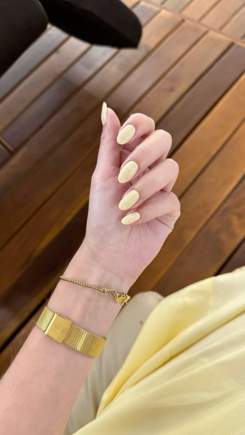 Uñas amarillo pálido