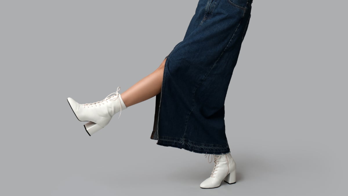 Falda de mezclilla con botas