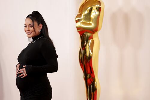 Baby Bump debut: Vanessa Hudgens luce su embarazo en la alfombra roja del Óscar 2024