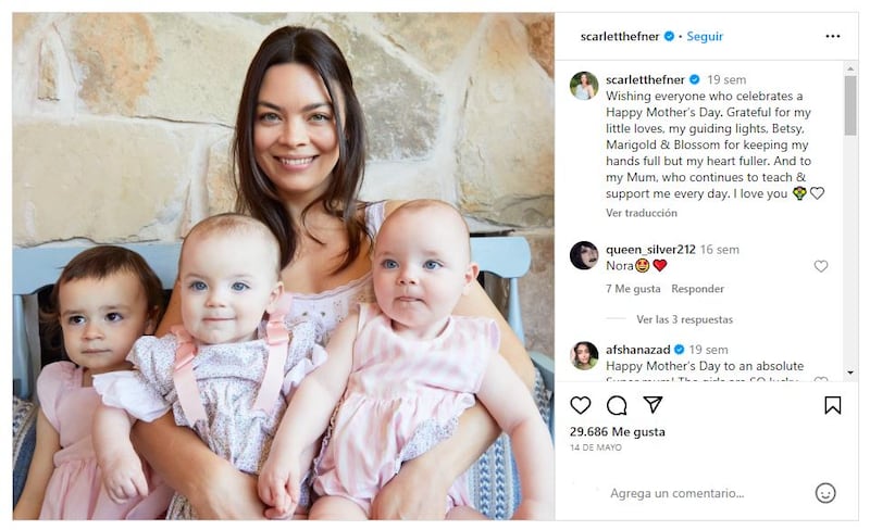 Scarlett Byrne junto a sus tres hijas