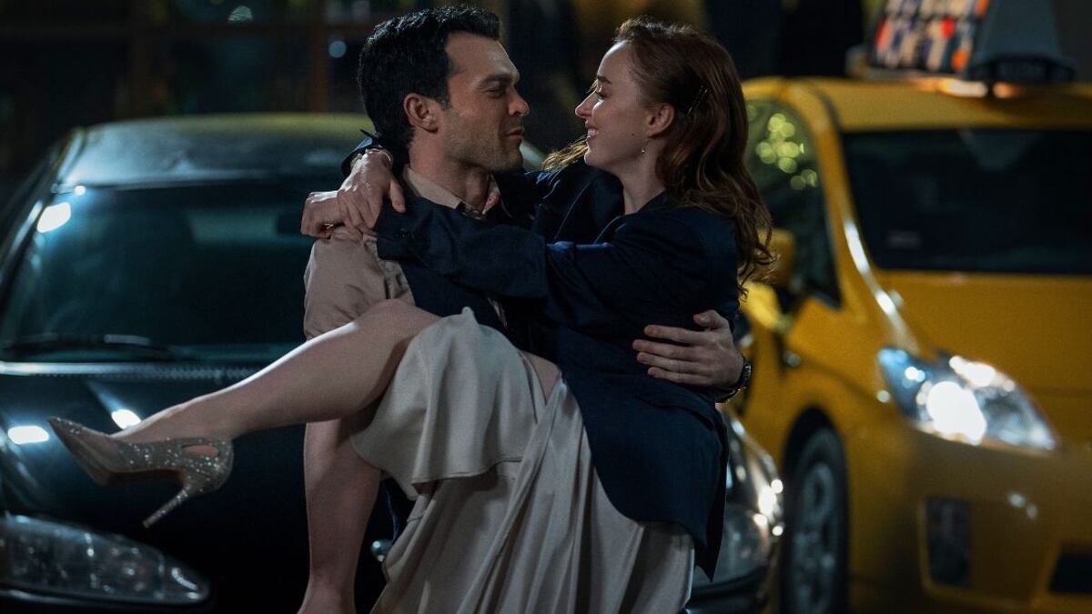 Alden Ehrenreich y Phoebe Dynevor en 'Juego limpio'