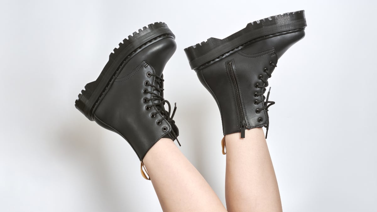 Este es el conjunto que combina glamour con rebeldía.