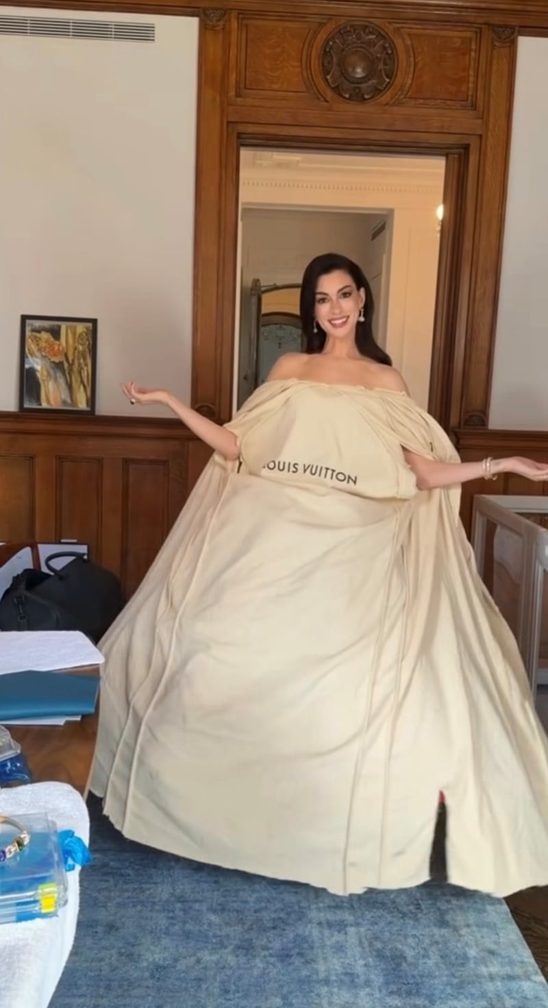 El “malabar” de Anne Hathaway para usar un vestido que impactó a todos