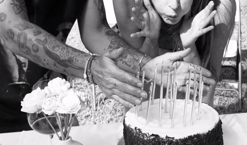 Alejandro Sanz y Stephanie Cayo