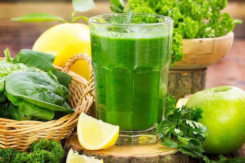 Esta es la receta del jugo natural con limón y manzana que te ayudará a tener más energía