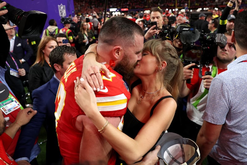 Taylor Swift y Travis Kelce.