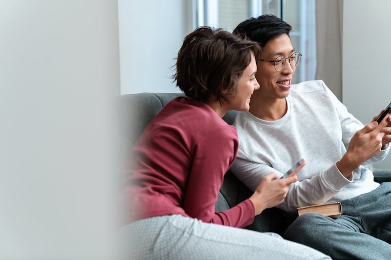 Los esposos que escuchan a sus parejas tienen relaciones más sólidas, según estudio