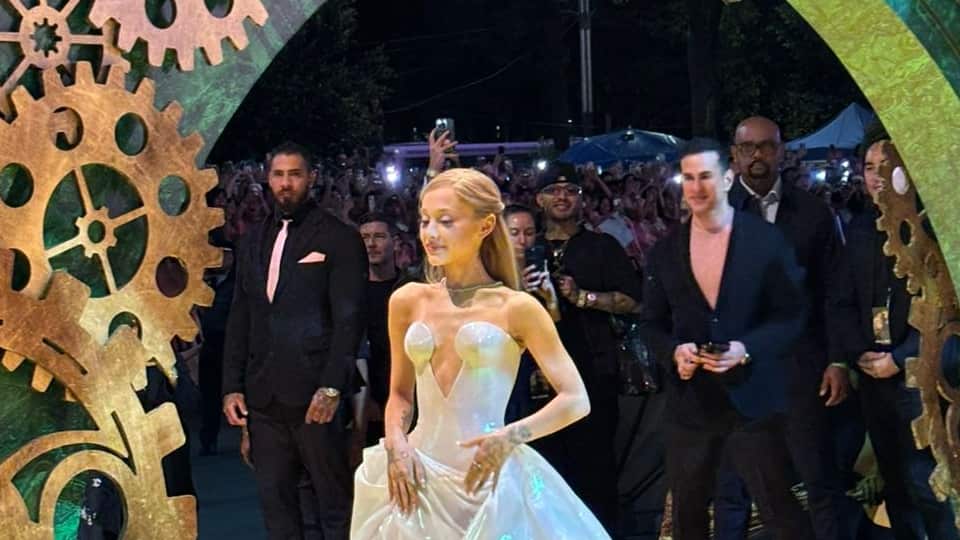 Ariana Grande llegó a la alfombra amarilla de Wicked luciendo espectacular .