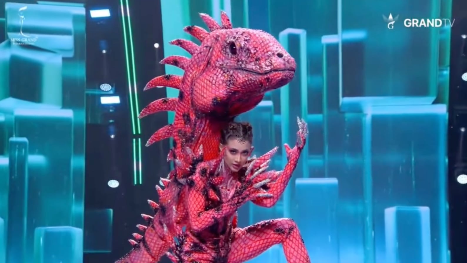 Samantha Quenedit presentó a la iguana rosada como su traje típico en el Miss Grand International 2025.