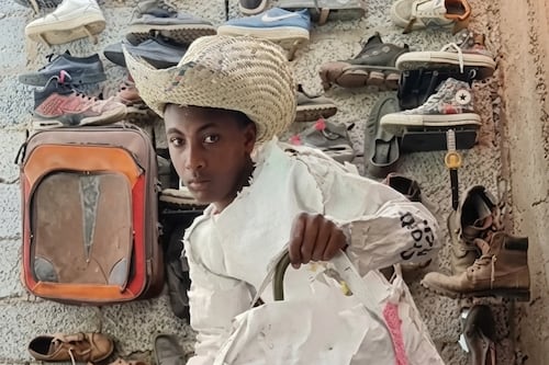 De los desechos al arte: Kalu Putik, el joven que se vuelve viral por sus creaciones con basura