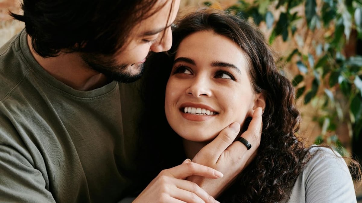 Solo un hombre realmente enamorado acaricia el rostro de una mujer