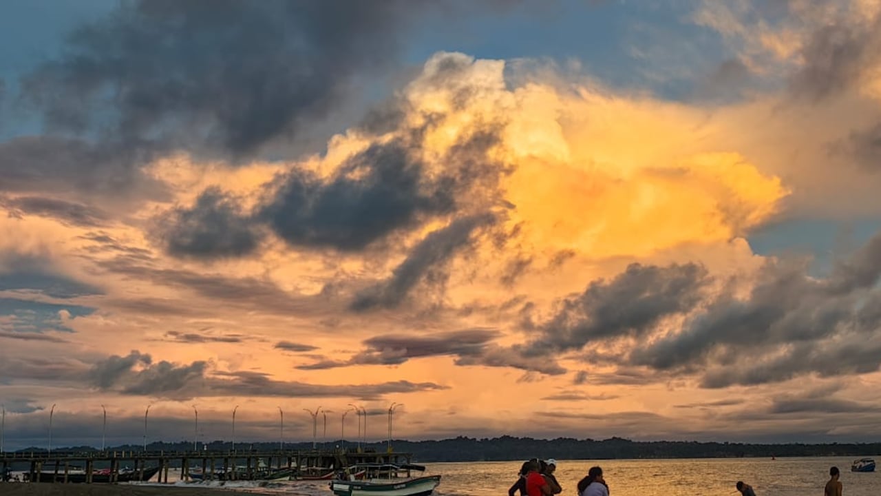 Cielo rosado en Juanchaco, en el Pacífico colombiano