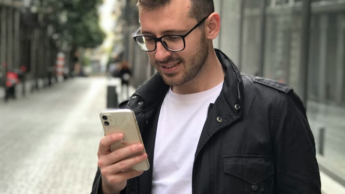 Hombre enviando un mensaje de texto