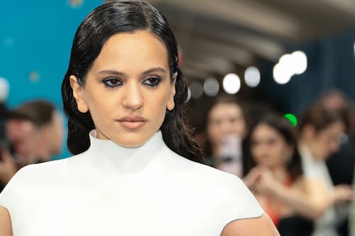 “Fuera de lugar”: el polémico look de Rosalía en la MET Gala que aseguran copió de otra famosa