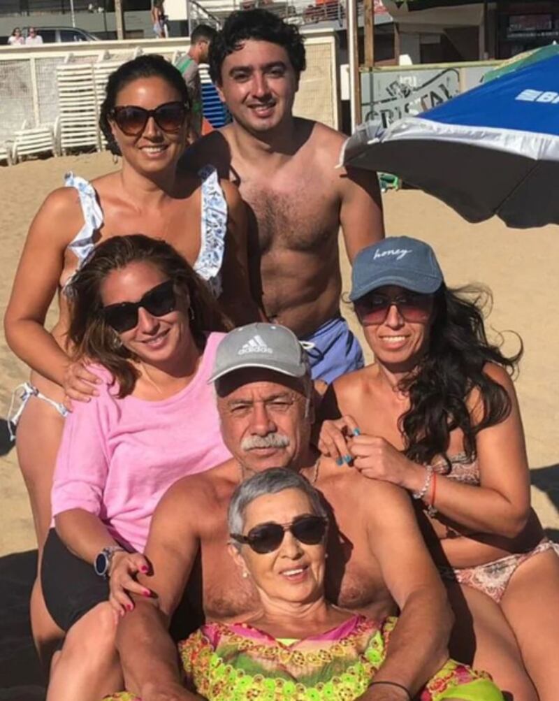 Carlos Caszely junto a su familia