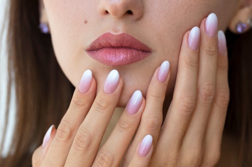 ¿Adiós francesas? Qué son las uñas “difuminadas” y por qué serán la obsesión del 2026